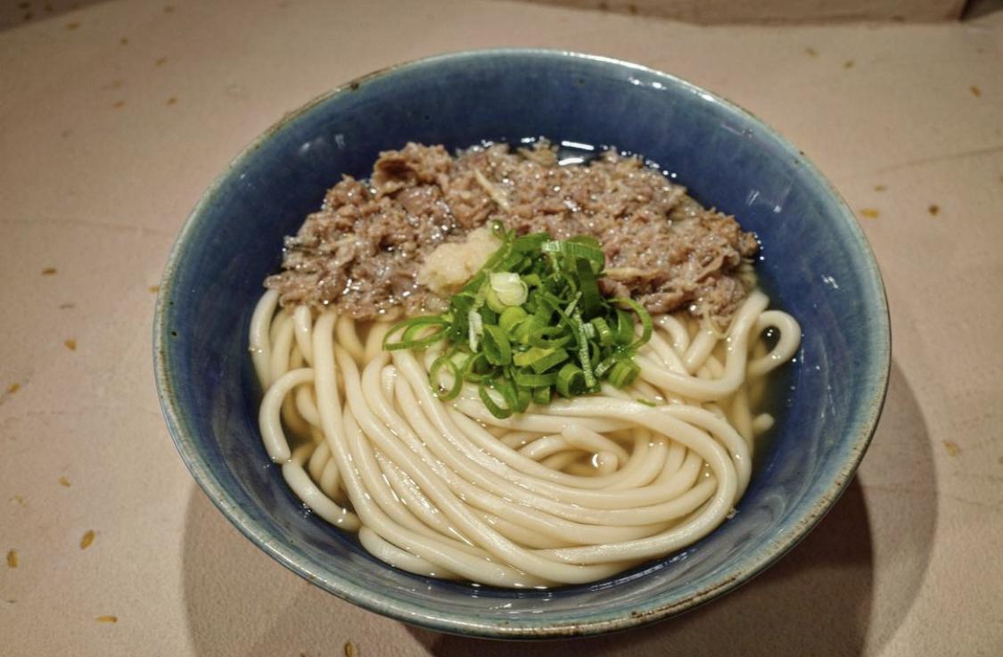 主力メニューの一つ「肉うどん」（温・冷＝1,000円）。麺は通常のうどんに比べてやや茶色みがある