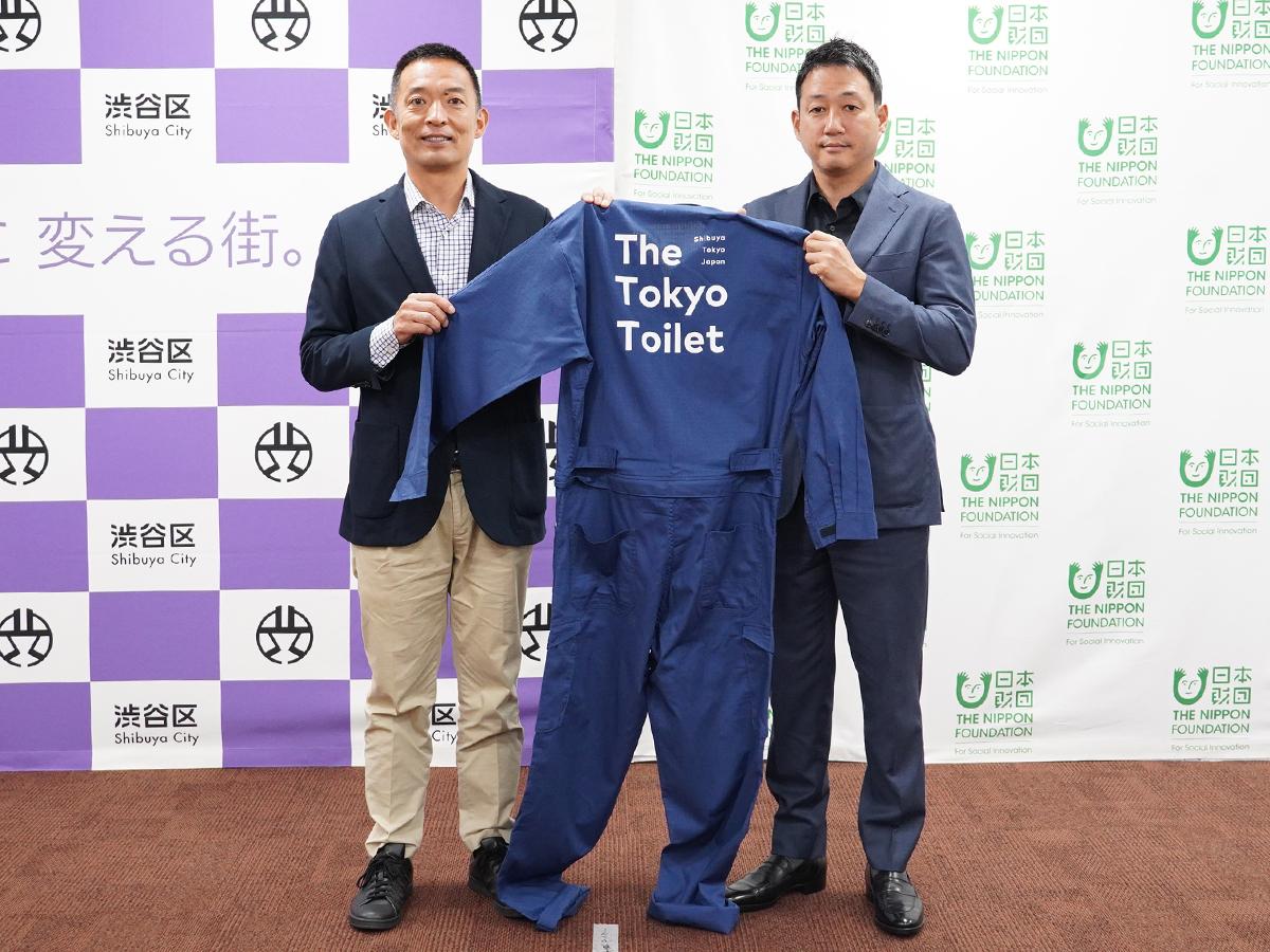 （左から）長谷部健渋谷区長と日本財団笹川順平常務理事