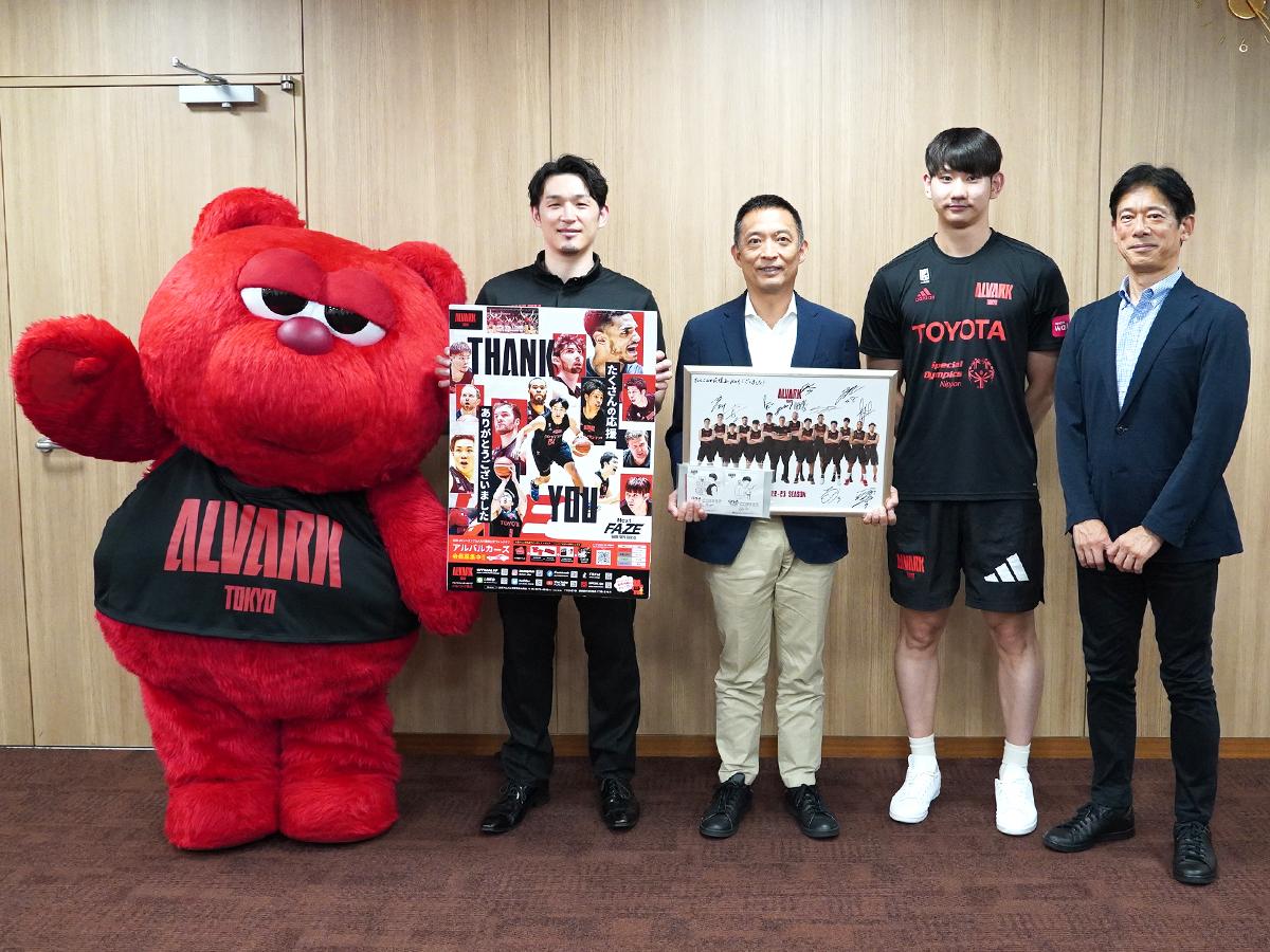 （左から）マスコット・ルーク、伊藤大司ゼネラルマネジャー、長谷部健渋谷区長、小酒部泰暉選手、林邦彦社長