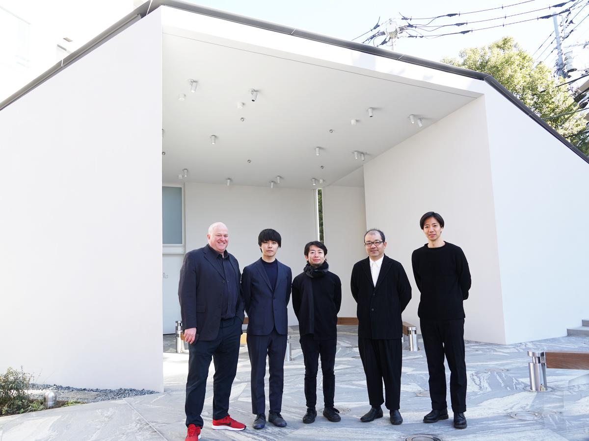 幡ヶ谷のトイレをデザインしたマイルス・ペニントン教授（左）や東京大学DLXデザインラボのメンバーたち