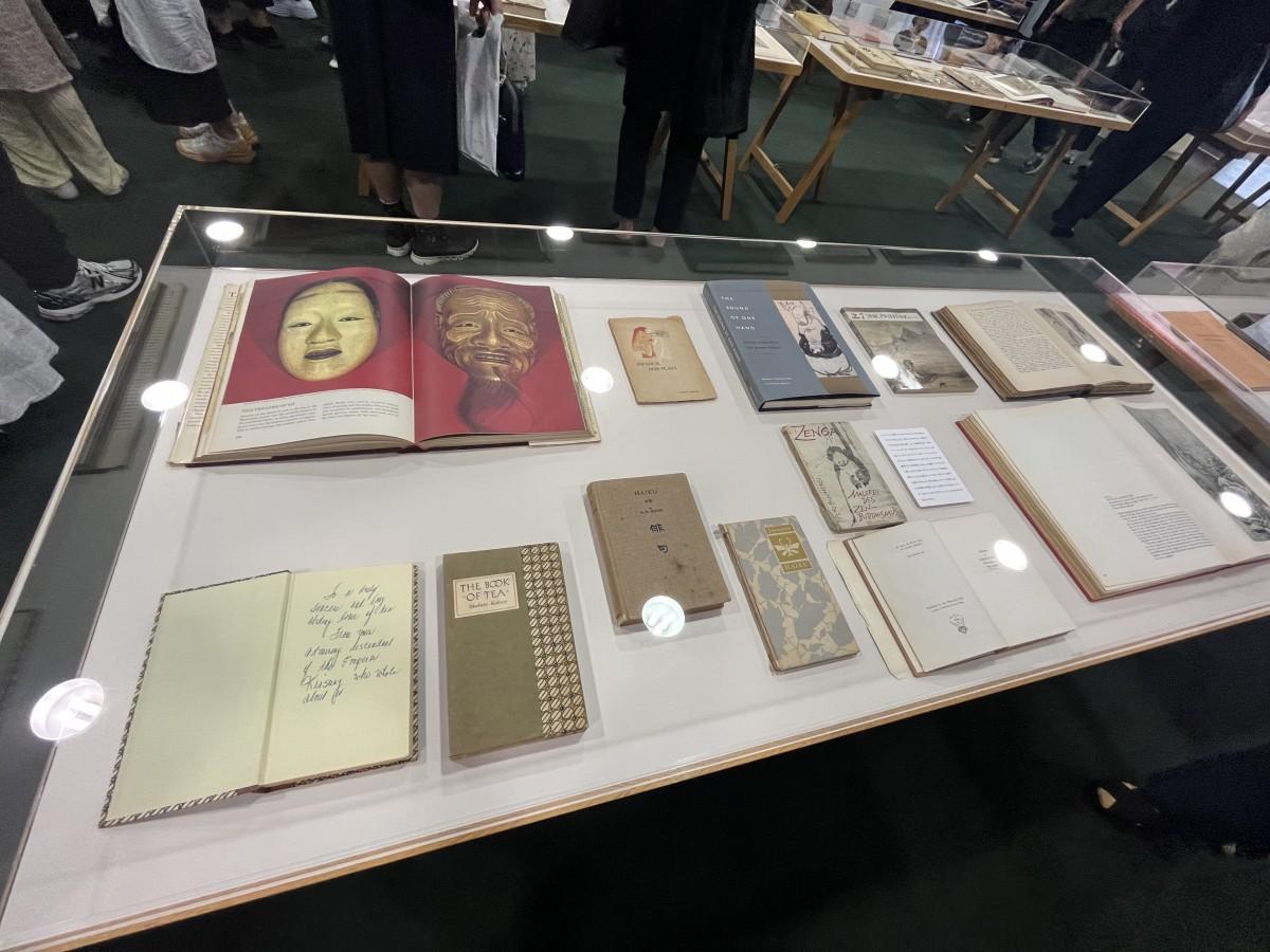 会場にはソール・ライターが所有していた日本関連の書籍が並ぶ
