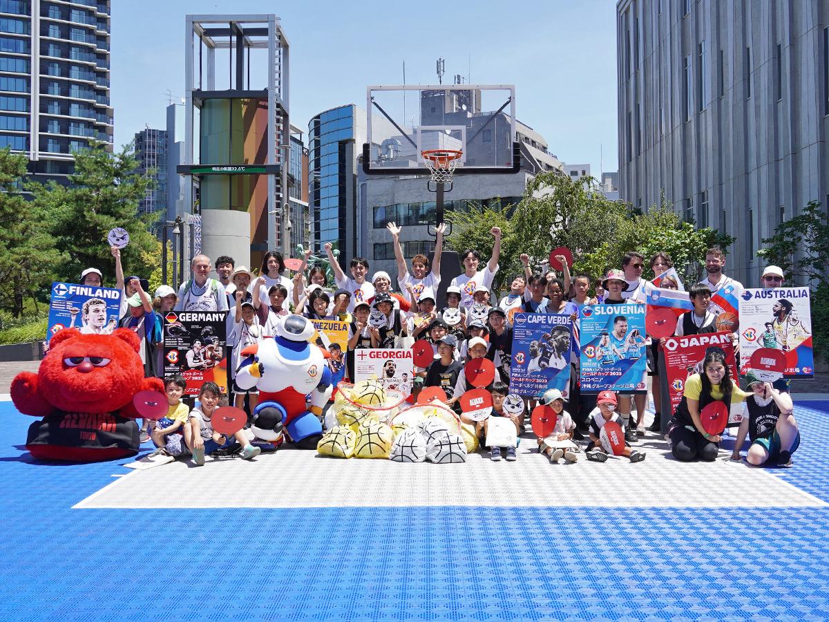 渋谷を拠点にするバスケットボールチームのプロ選手や区内小学校の児童らが参加した