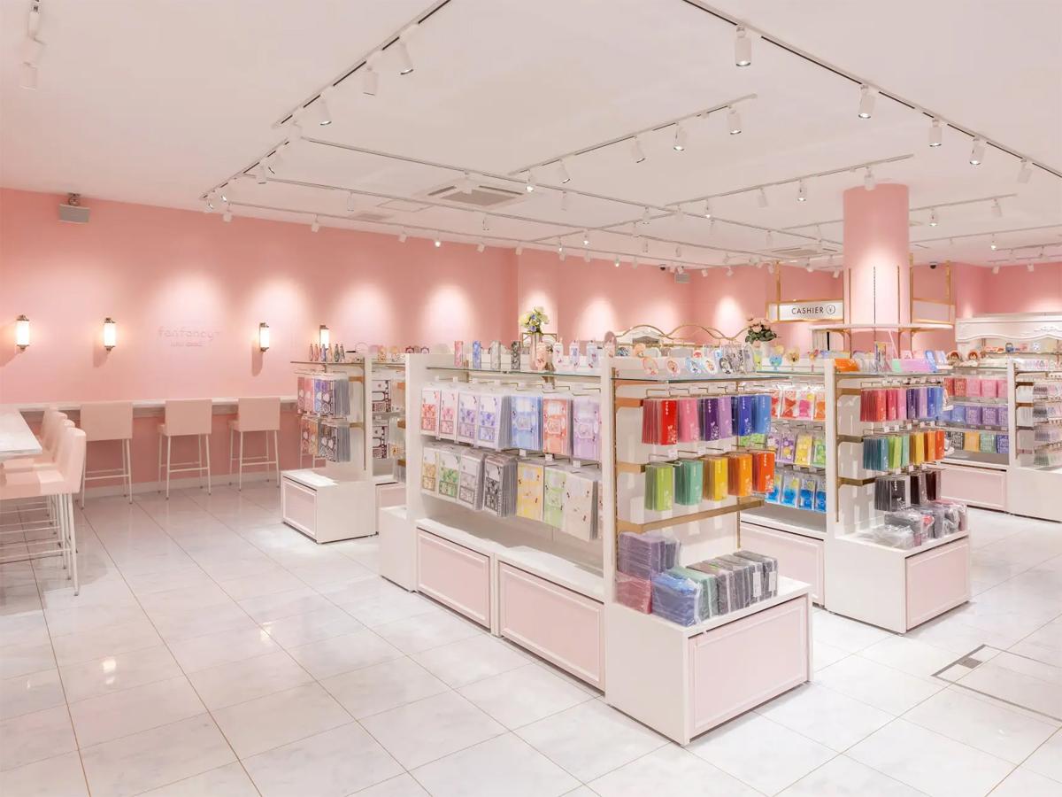 ピンクを基調にする店内