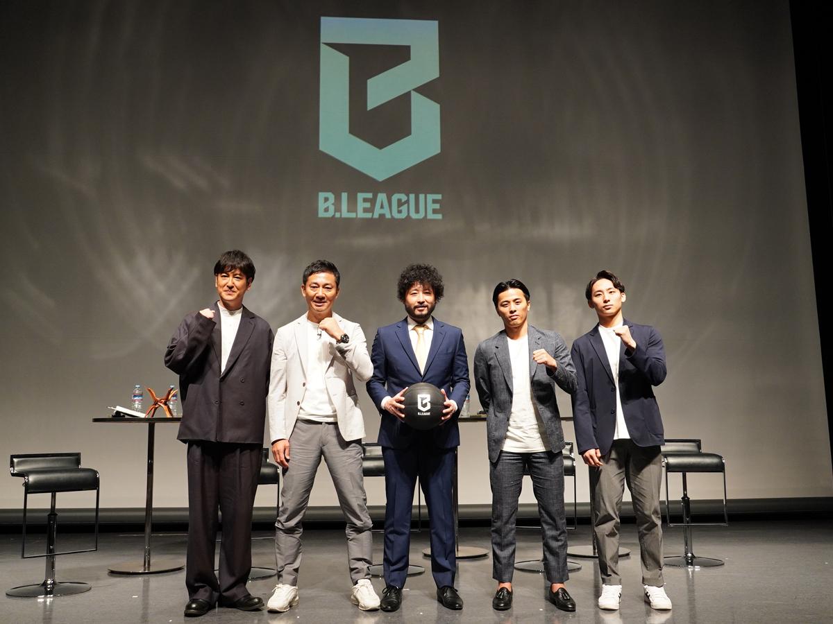 新リーグ構想の詳細を発表したBリーグの島田信二チェアマン（左から2番目）ら