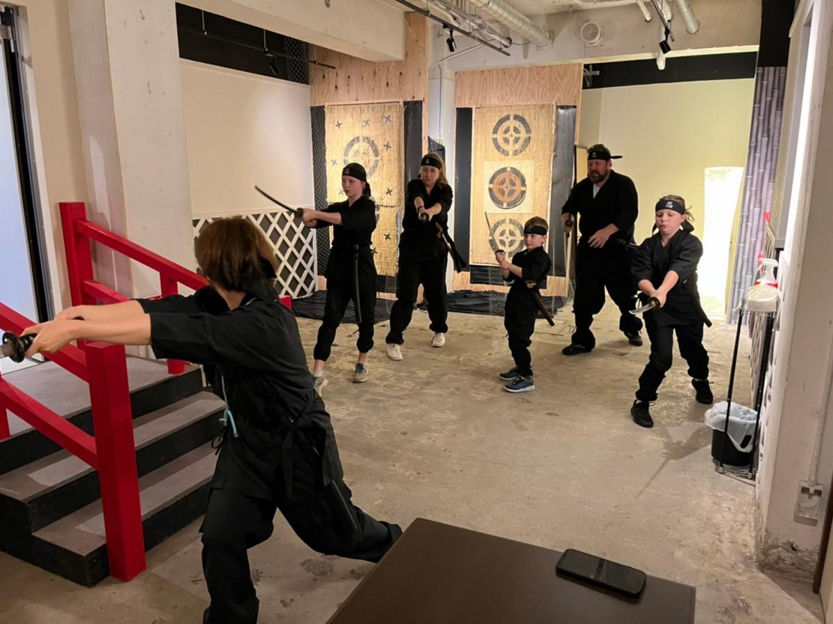 店内で忍者体験をする外国人客ら