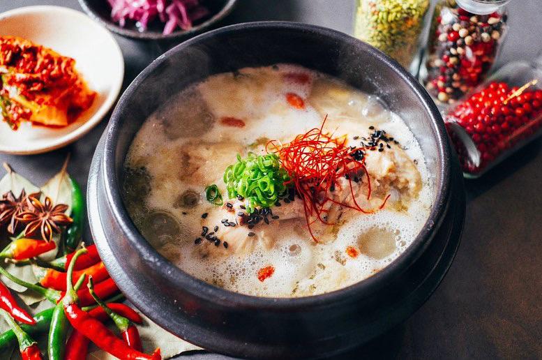 提供するサムゲタン（写真）は白濁するまで煮込んだ鶏白湯や昆布ダシなどでうま味を加えている