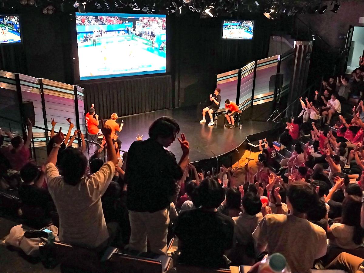 日本代表の得点に沸く場内