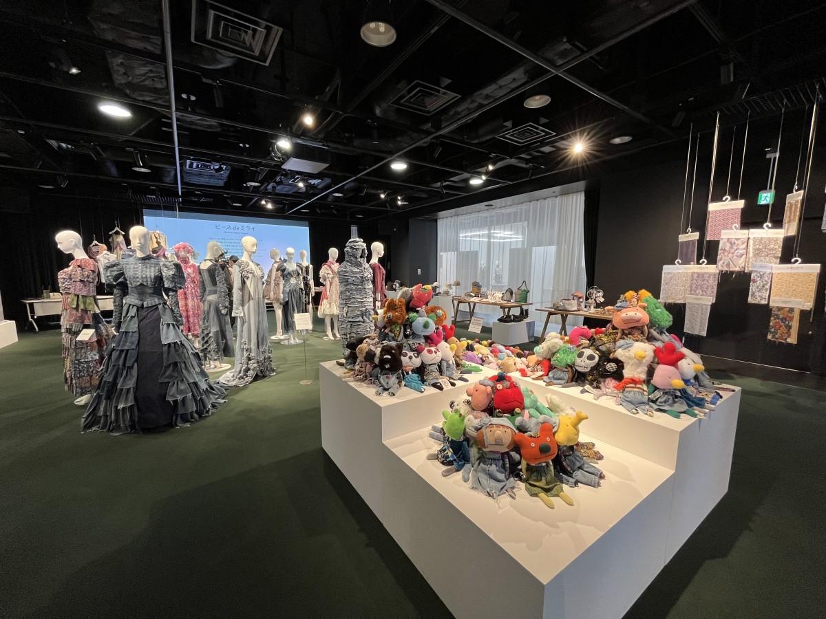 会場にはデニムなどをアップサイクルした作品が並ぶ