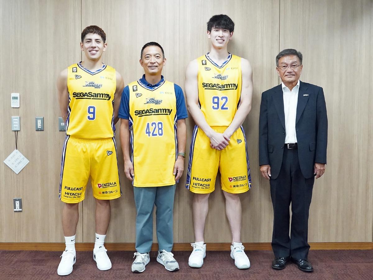 （左から）ベンドラメ礼生選手、長谷部健渋谷区長、村越圭佑選手、浦長瀬正一社長