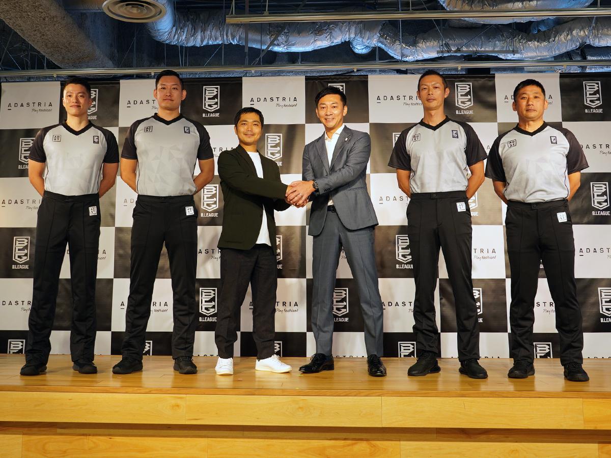 審判のウエアを発表したアダストリアの福田泰己さん（中央左）、Bリーグの島田慎二チェアマン（同右）ら