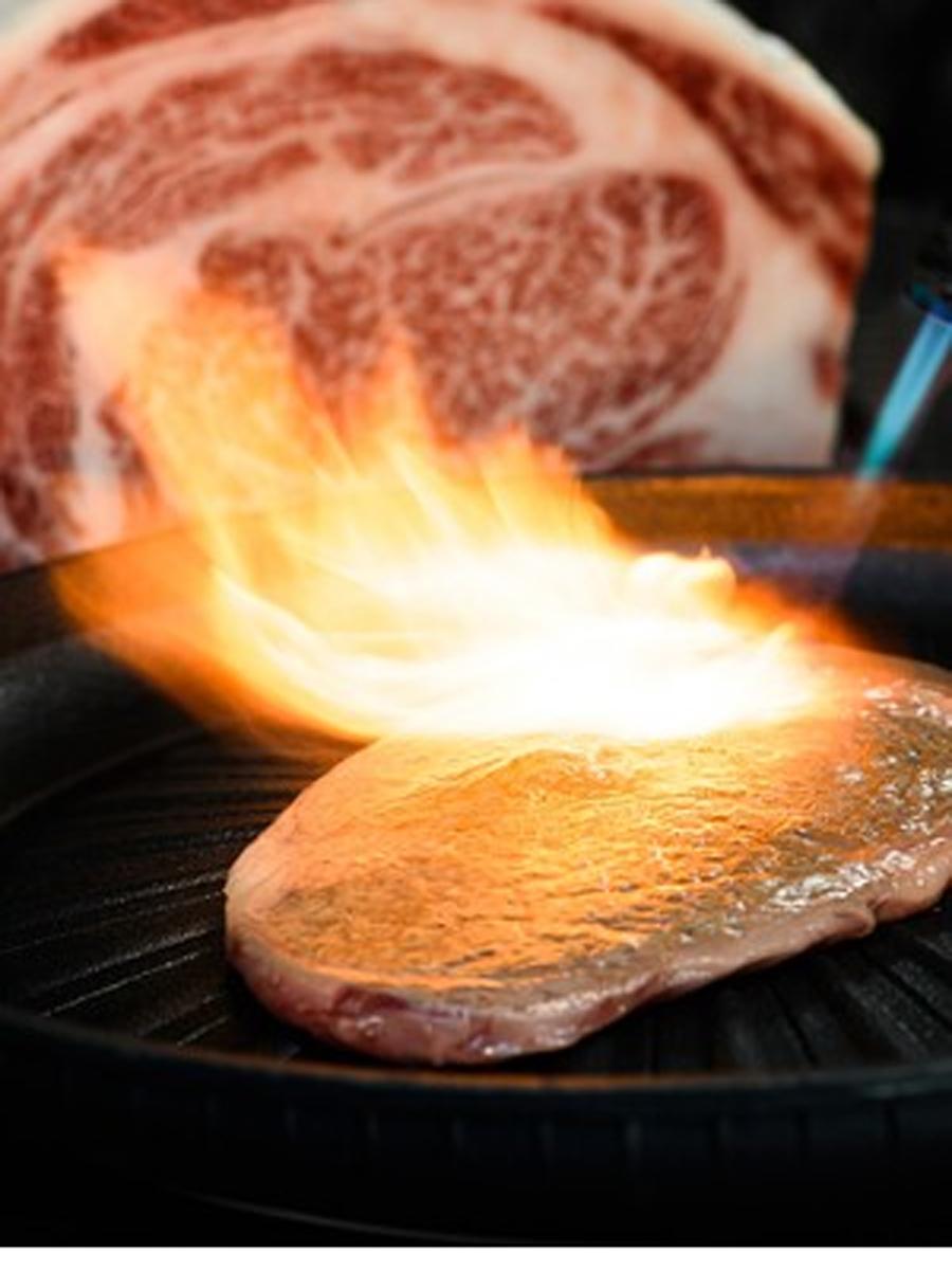 客自身がバーナーで肉を炙（あぶ）って食べるスタイルとなる