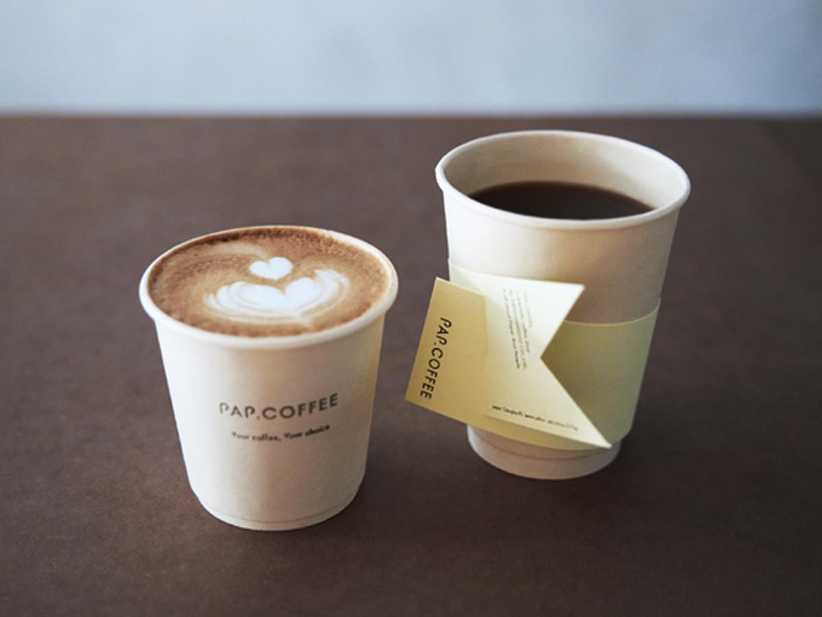 巻きつけた紙を切り込みで固定するカップスリーブを採用するコーヒー