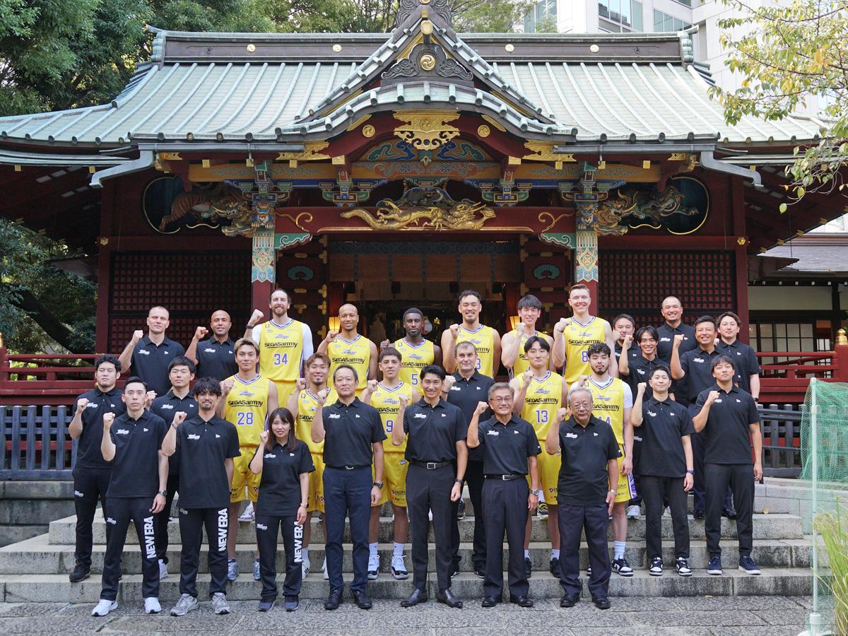 必勝したサンロッカーズ渋谷の選手ら