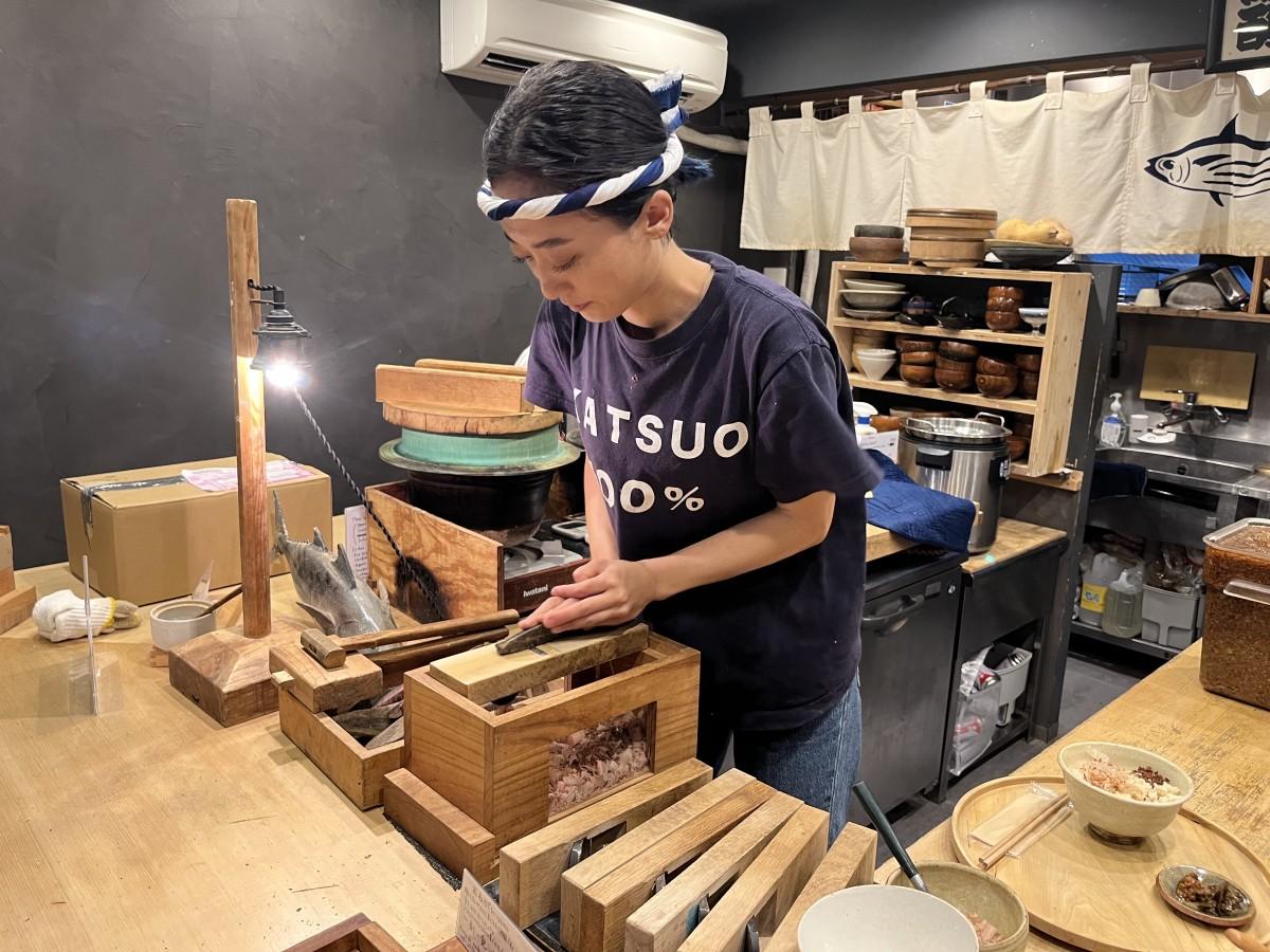 かつお節を手削りする店主のかつおちゃん