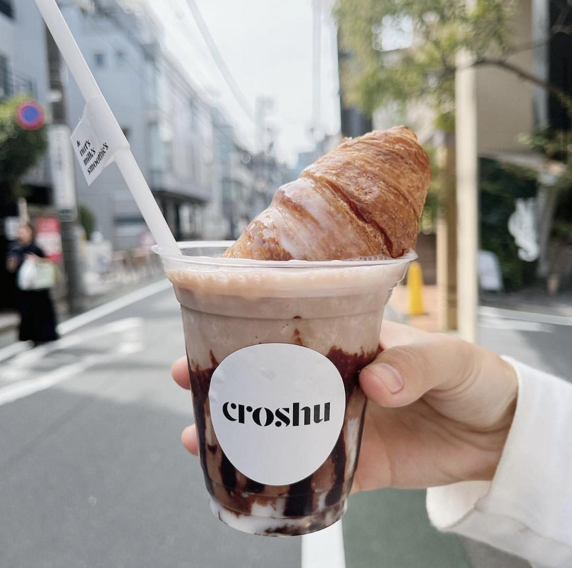 主力スイーツのクロッシュとナッツミルクスムージー