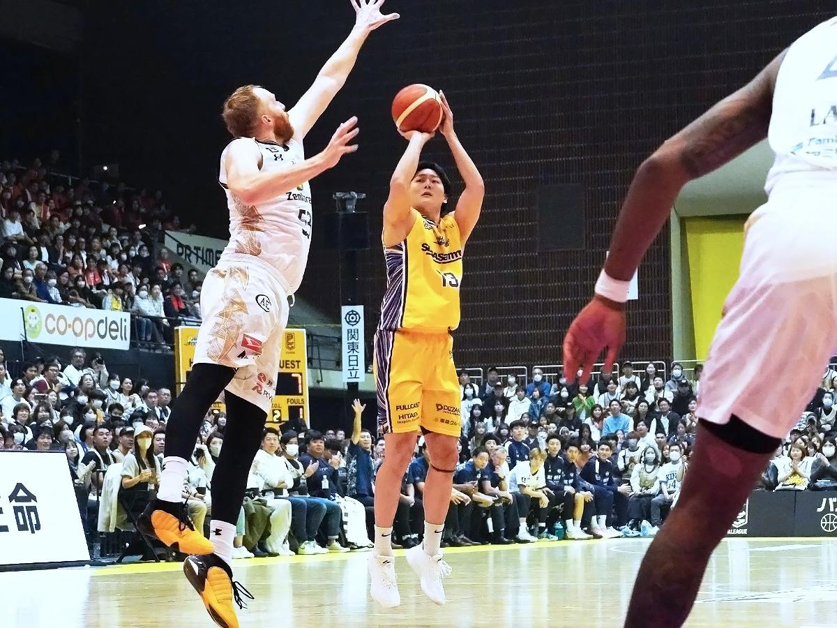 田中大貴選手（写真中央）は元チームメートのアレックス・カーク選手と対峙する場面もあった