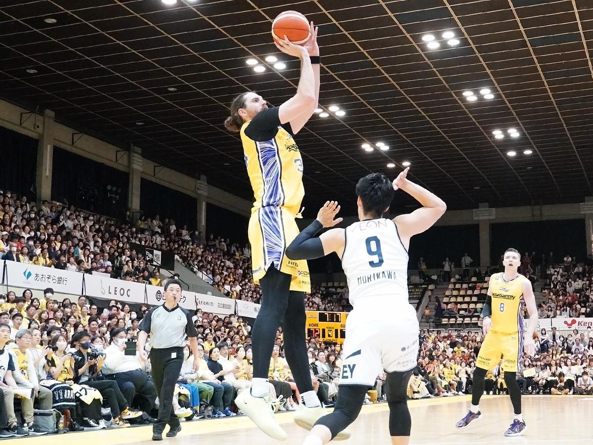 26得点リバウンド10本などをマークしたライアン・ケリー選手（中央左）