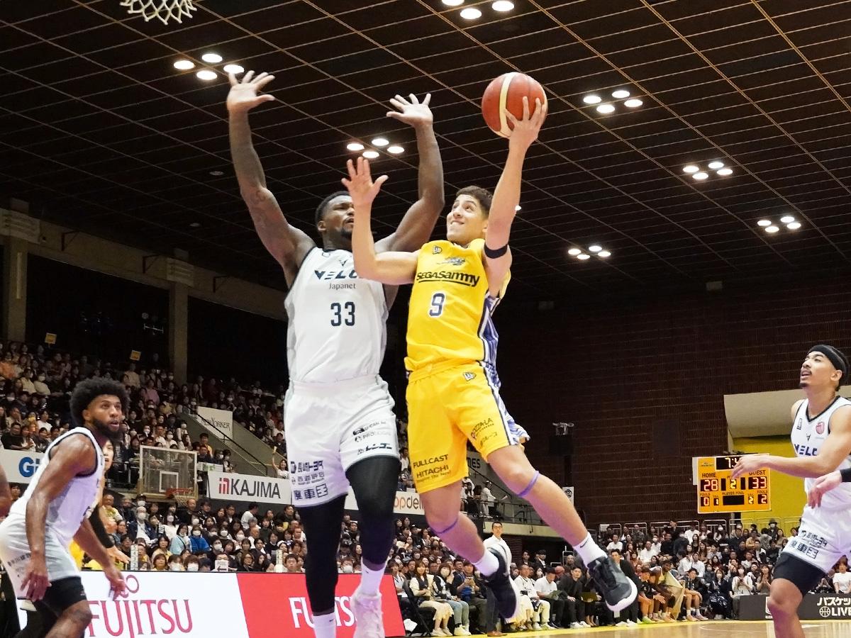 攻守で流れを変えるプレーを見せたベンドラメ礼生選手（中央右）