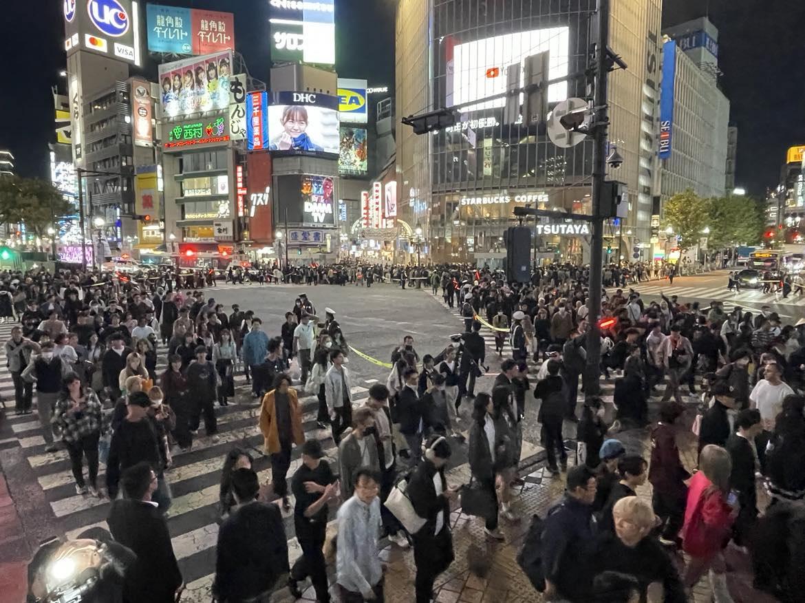 交通規制で斜め横断禁止の措置が取られている渋谷駅前スクランブル交差点