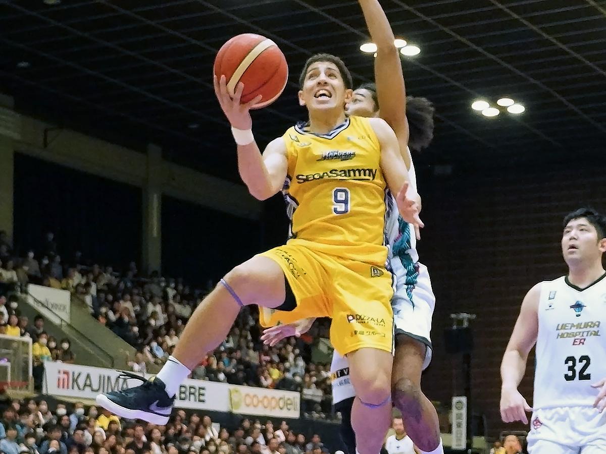 速攻に走るなどチームに勢いを与えたベンドラメ礼生選手（中央手前）