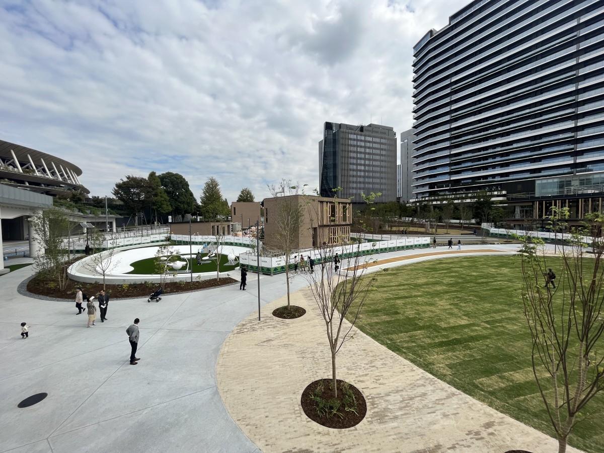 「都立明治公園」園内。芝生広場（写真右）や白い遊具の広場（左奥）などが広がる