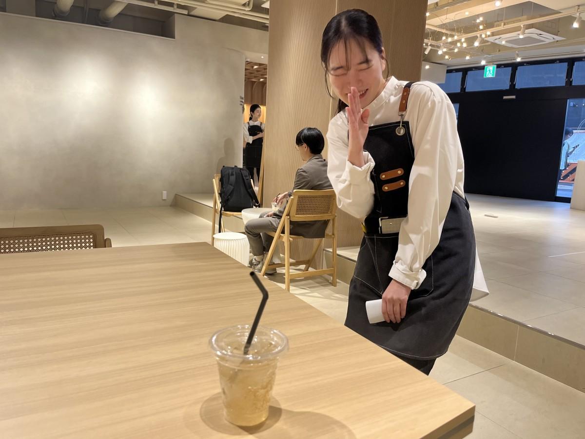 注文の意図と違うドリンクが届きジェスチャーで謝るスタッフ