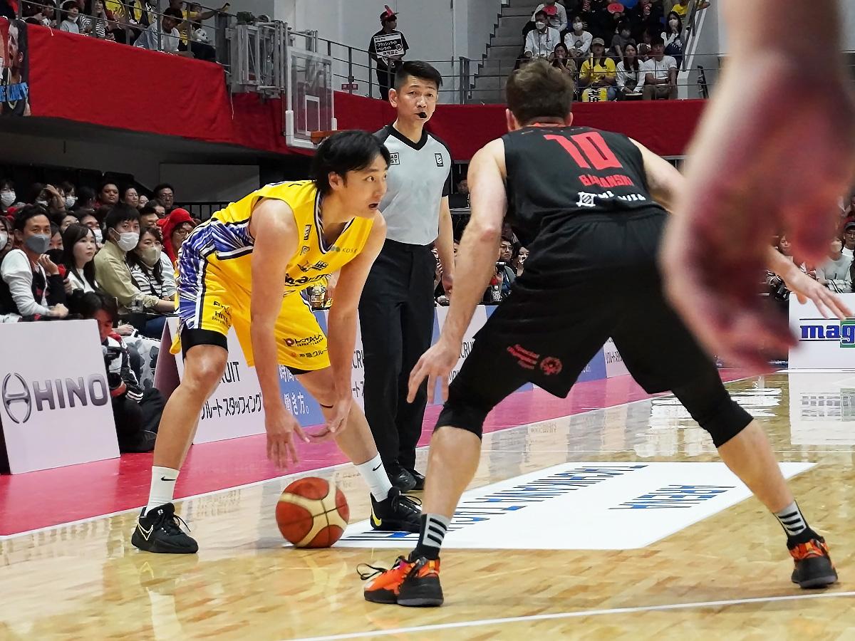 9年同じクラブで戦った田中大貴選手（左）とザック・バランスキー選手（右）のマッチアップも見られた