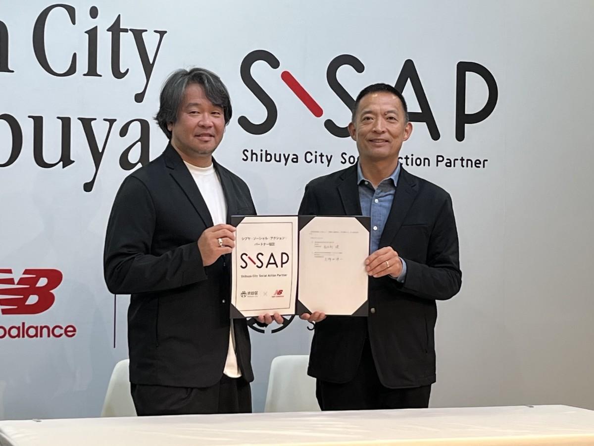 協定書を手にするニューバランスジャパン久保田伸一社長（左）と長谷部健渋谷区長（右）