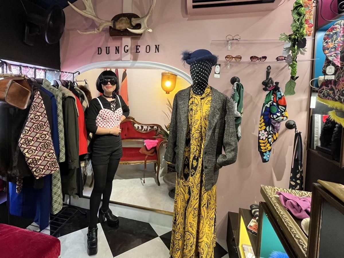 「Dungeon トーキョー」店内。客を出迎えるのはオーナーのYOKO山崎（写真右）