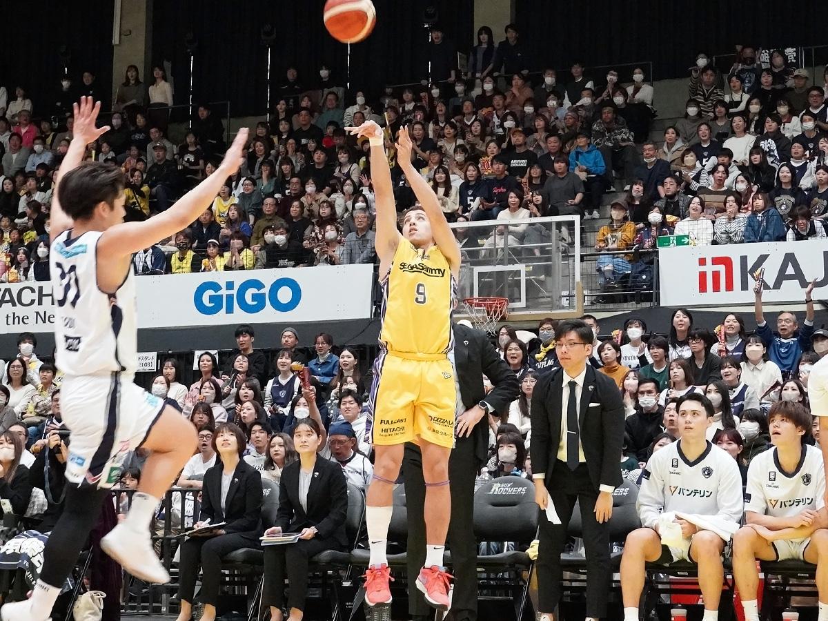 後半を中心に3ポイントシュートやアタックからのアシストなどを重ねたベンドラメ礼生選手（写真中央）