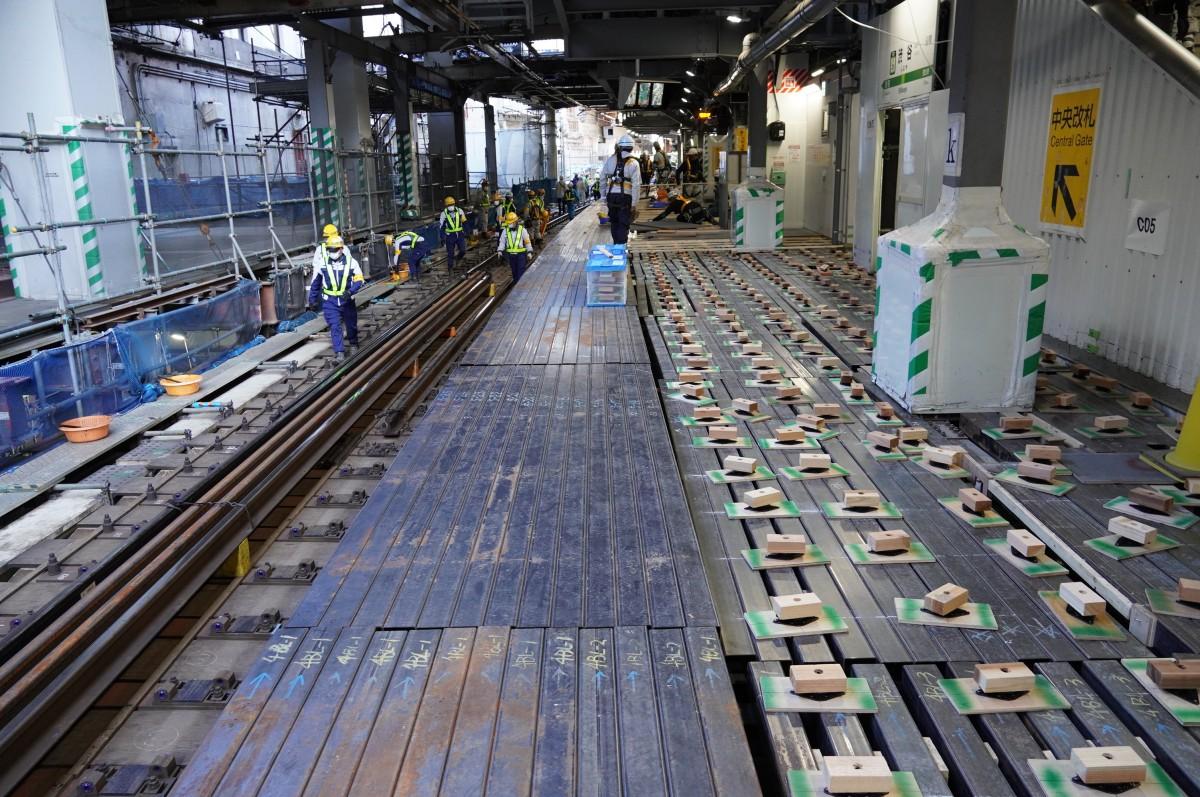 一部列車を運休し工事が進められるJR山手線渋谷駅