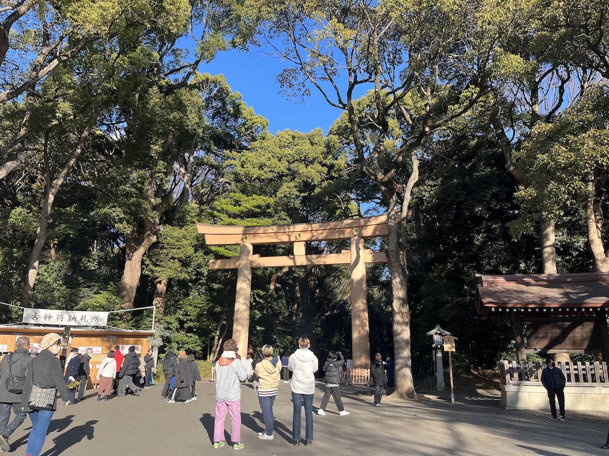 続々と初詣客が訪れる明治神宮