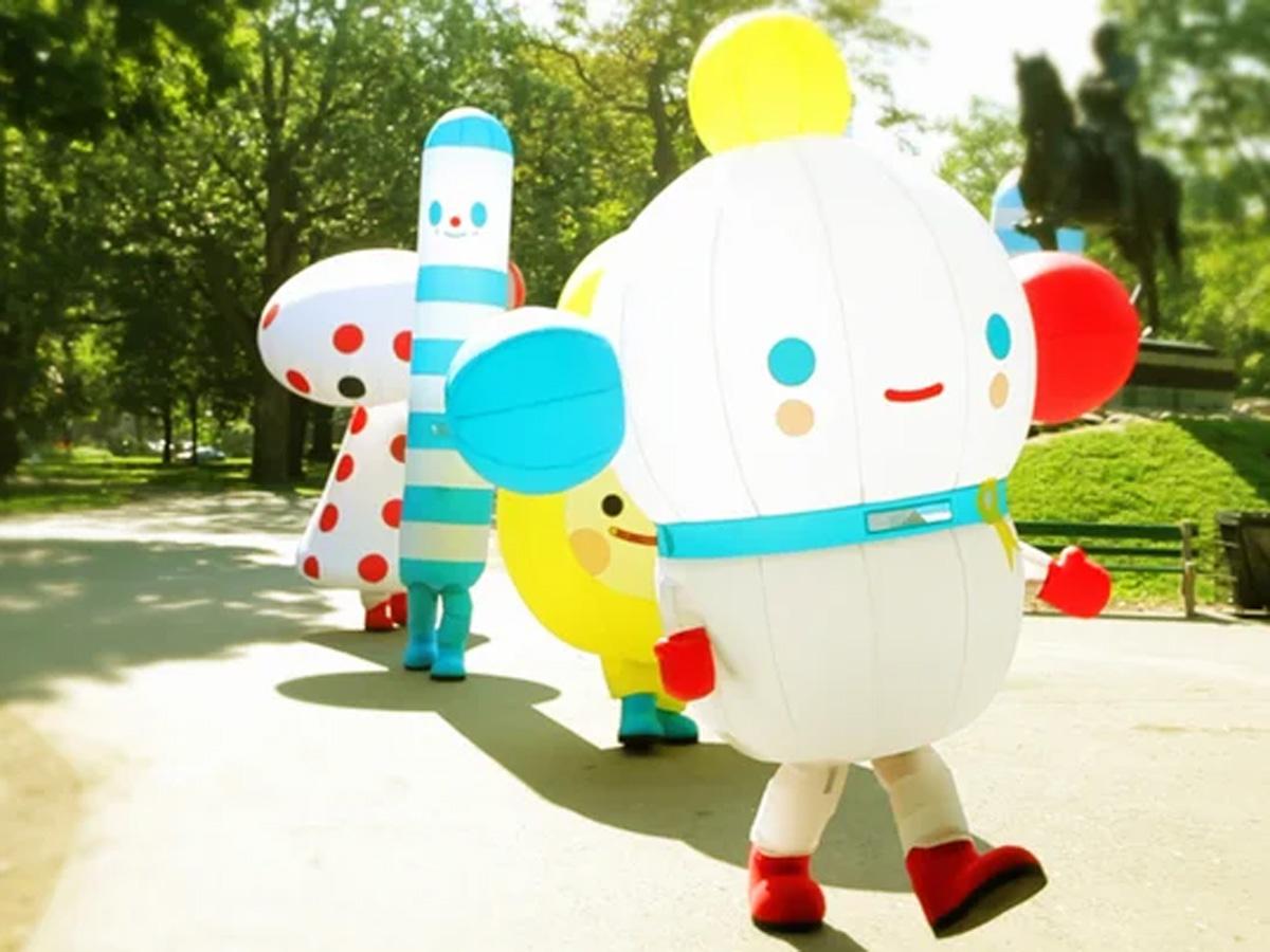 公園通りをパレードする「FriendWithYou」のインフレータブル作品のイメージ