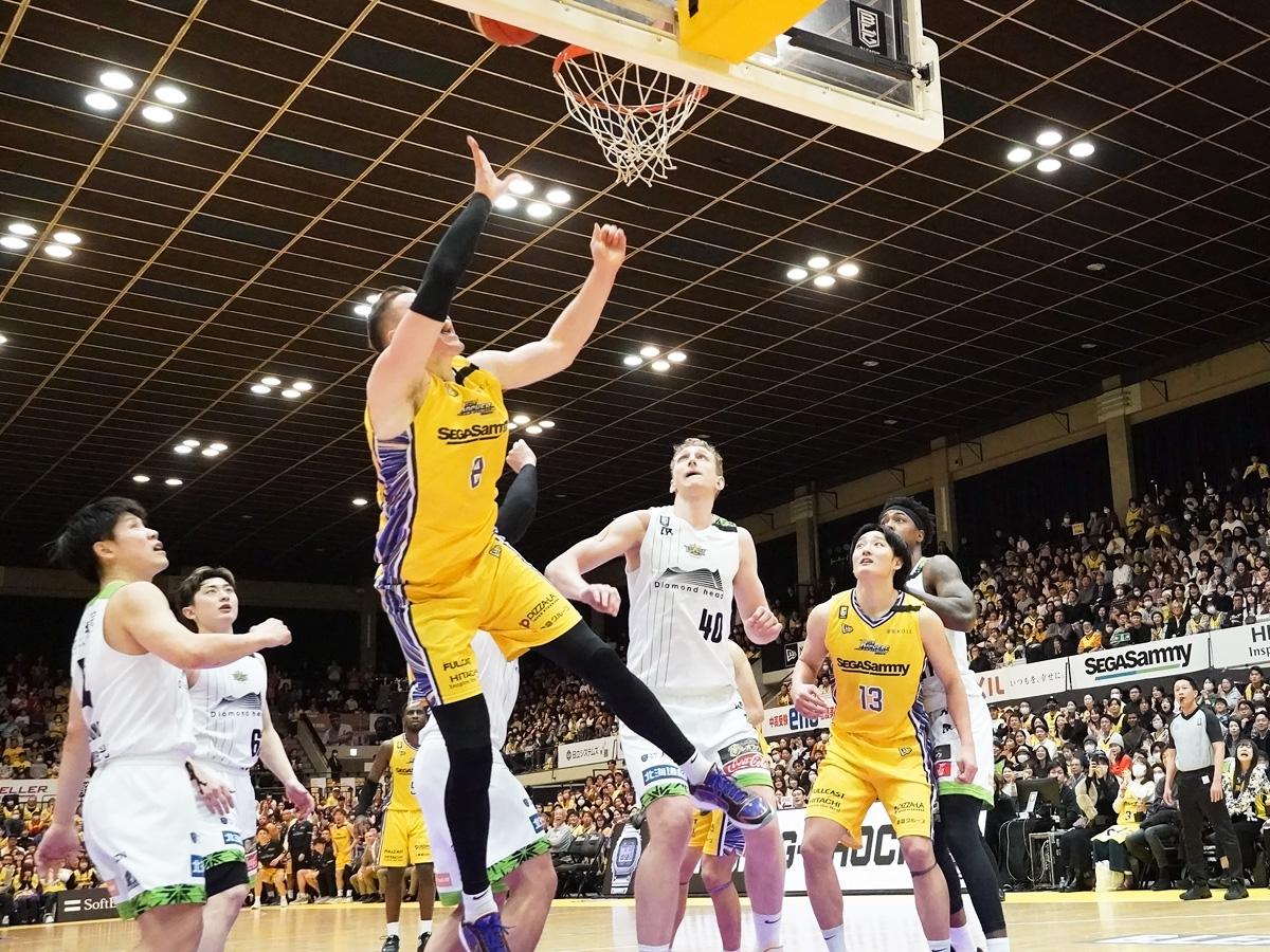 残り3秒でファウルを受けながら得点を挙げたジョシュ・ホーキンソン選手（写真中央手前）