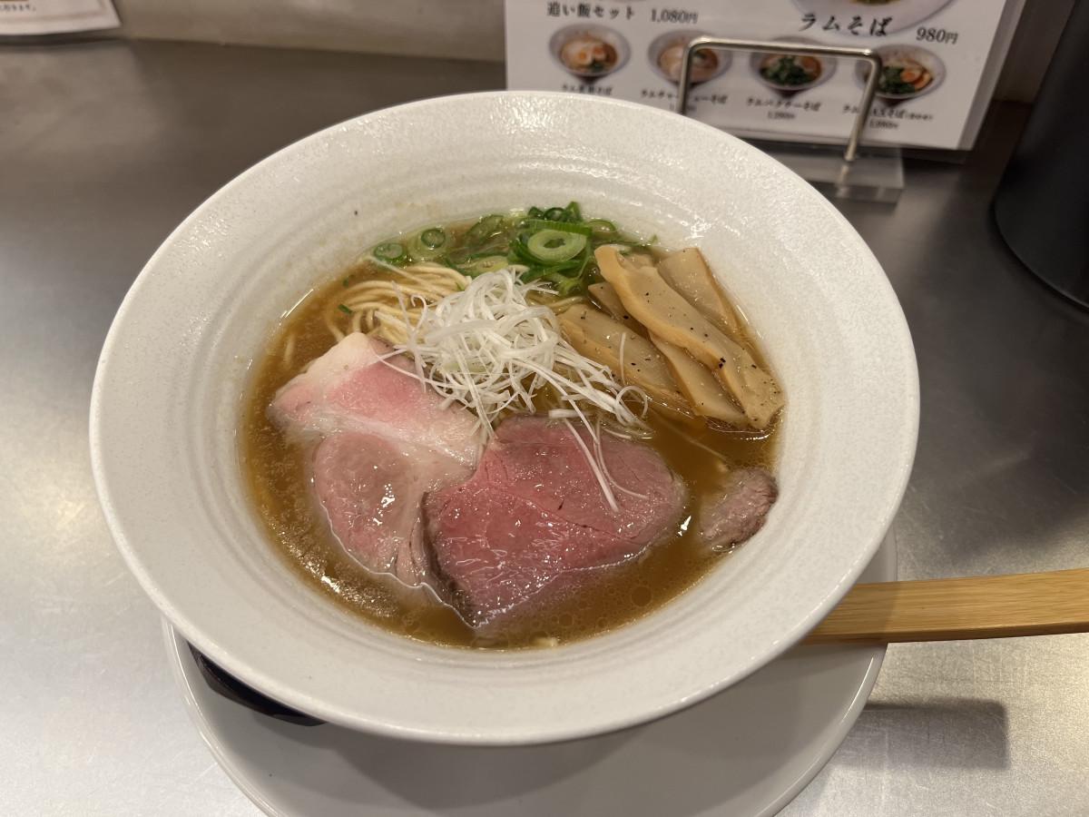 主力のラーメン「ラムそば」にはラム肉のチャーシューものせる