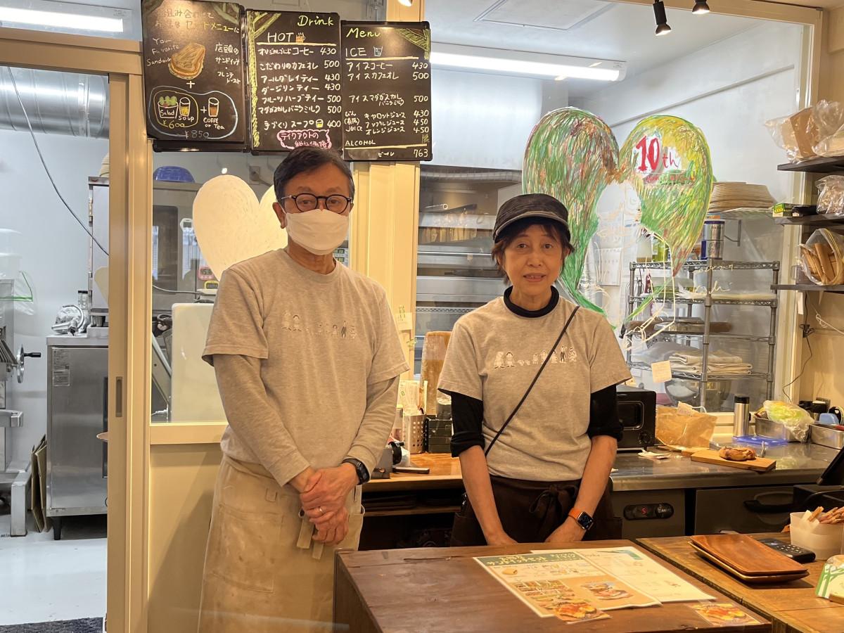 「パン・オ・スリール」店主の須藤宏幸さんと妻の美智子さん