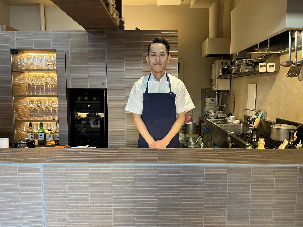 「コルシカ」（写真＝店内）で客を出迎える北村さん