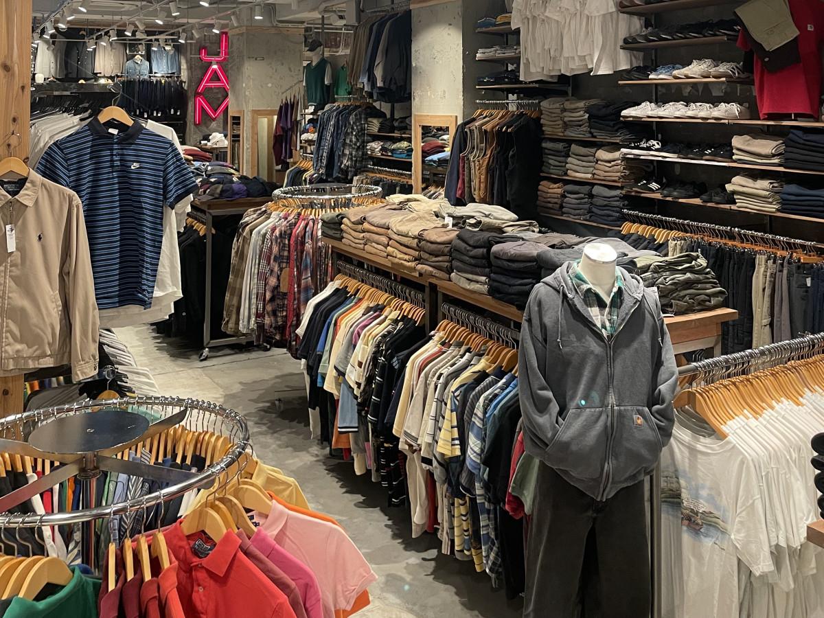 幅広いアイテムが並ぶ店内