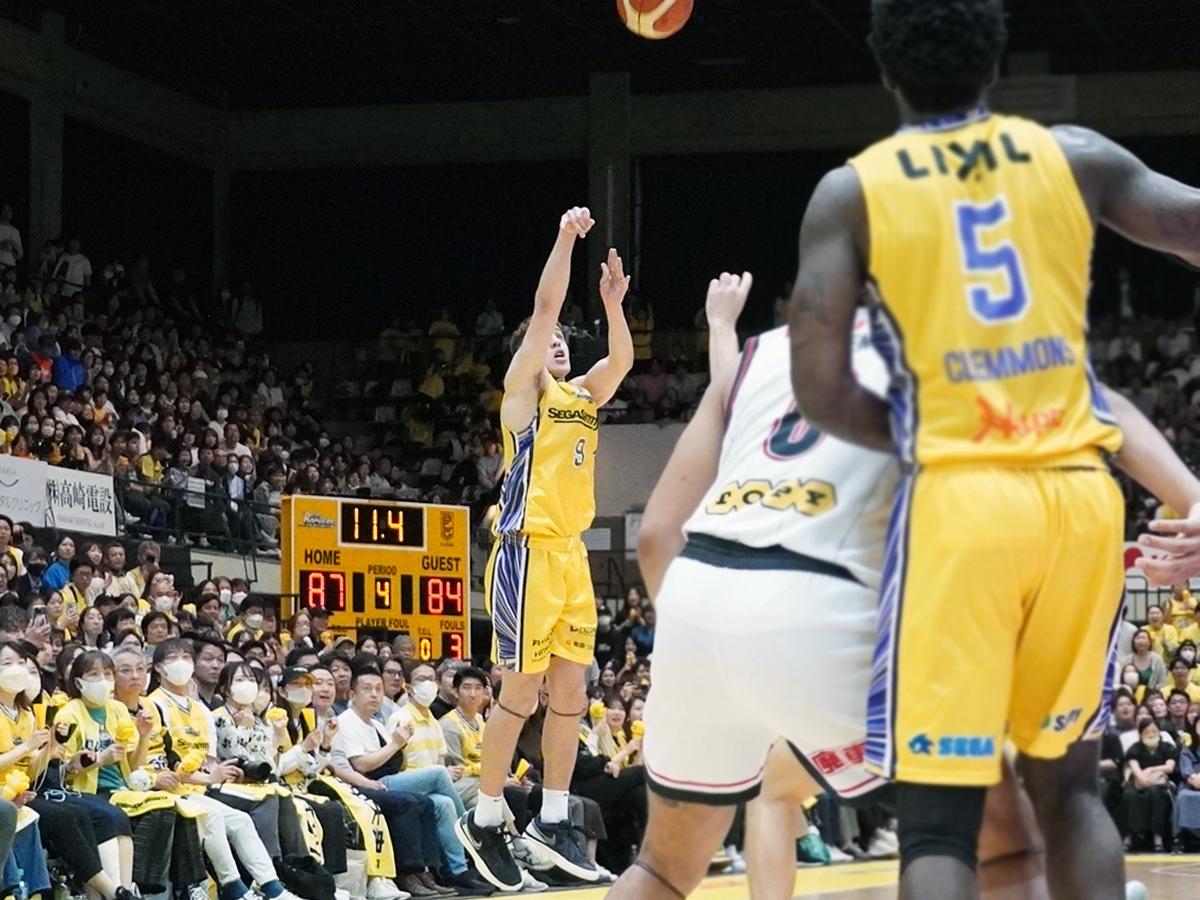 終盤に長距離の3ポイントシュートを決めたベンドラメ礼生選手（写真奥）
