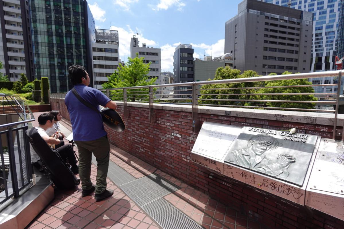 尾崎さんの「聖地」渋谷クロスタワーに集うファンら