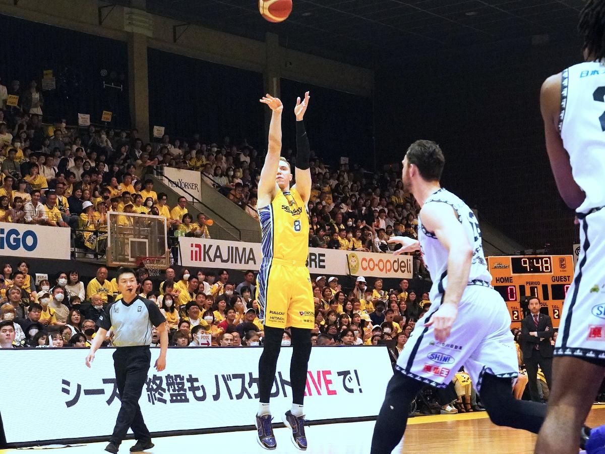 シーズンハイの32得点を挙げるなどしたジョシュ・ホーキンソン選手（写真中央）