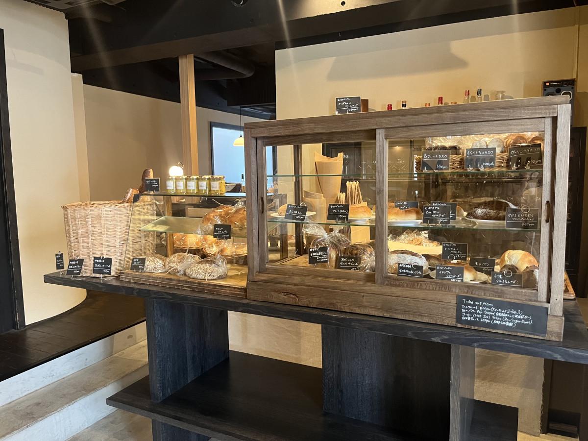 「繁邦」店内。パンが並ぶショーケース