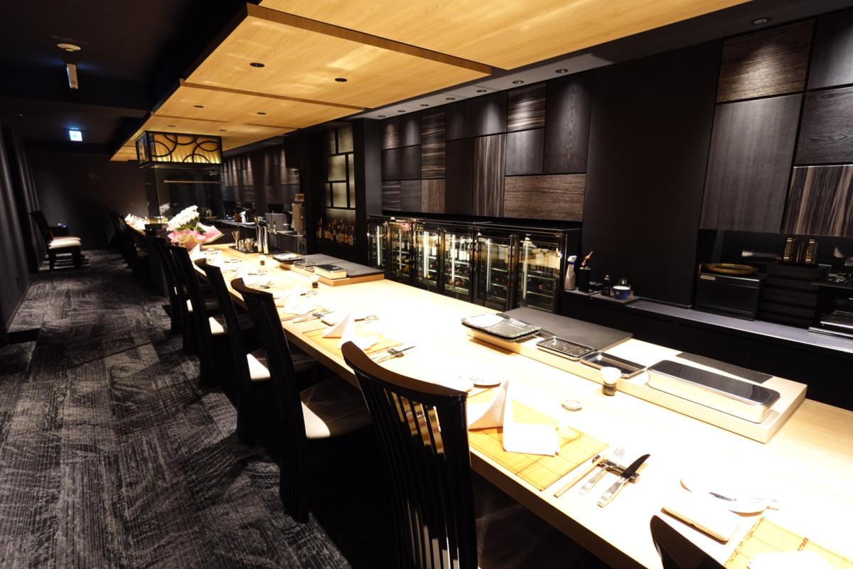カウンター席をメインにした「ローストビーフの店 鎌倉山 恵比寿店」（写真＝店内）