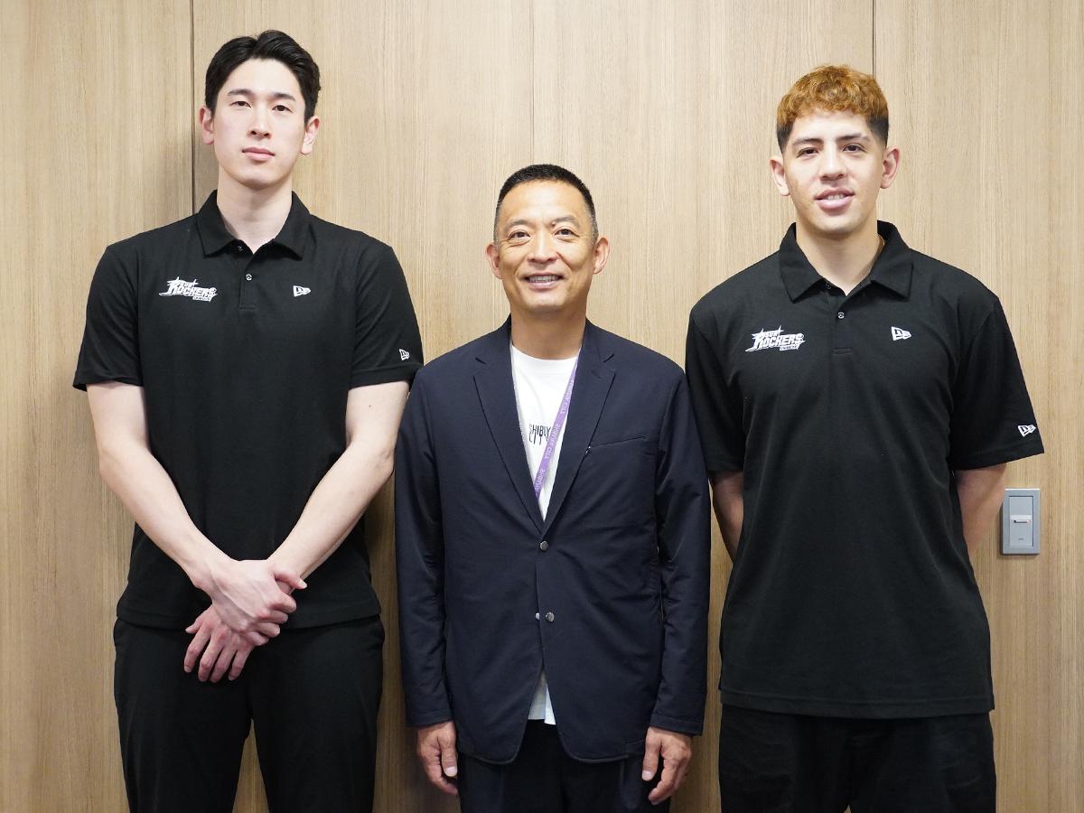 （左から）村越圭佑選手、長谷部健渋谷区長、ベンドラメ礼生選手