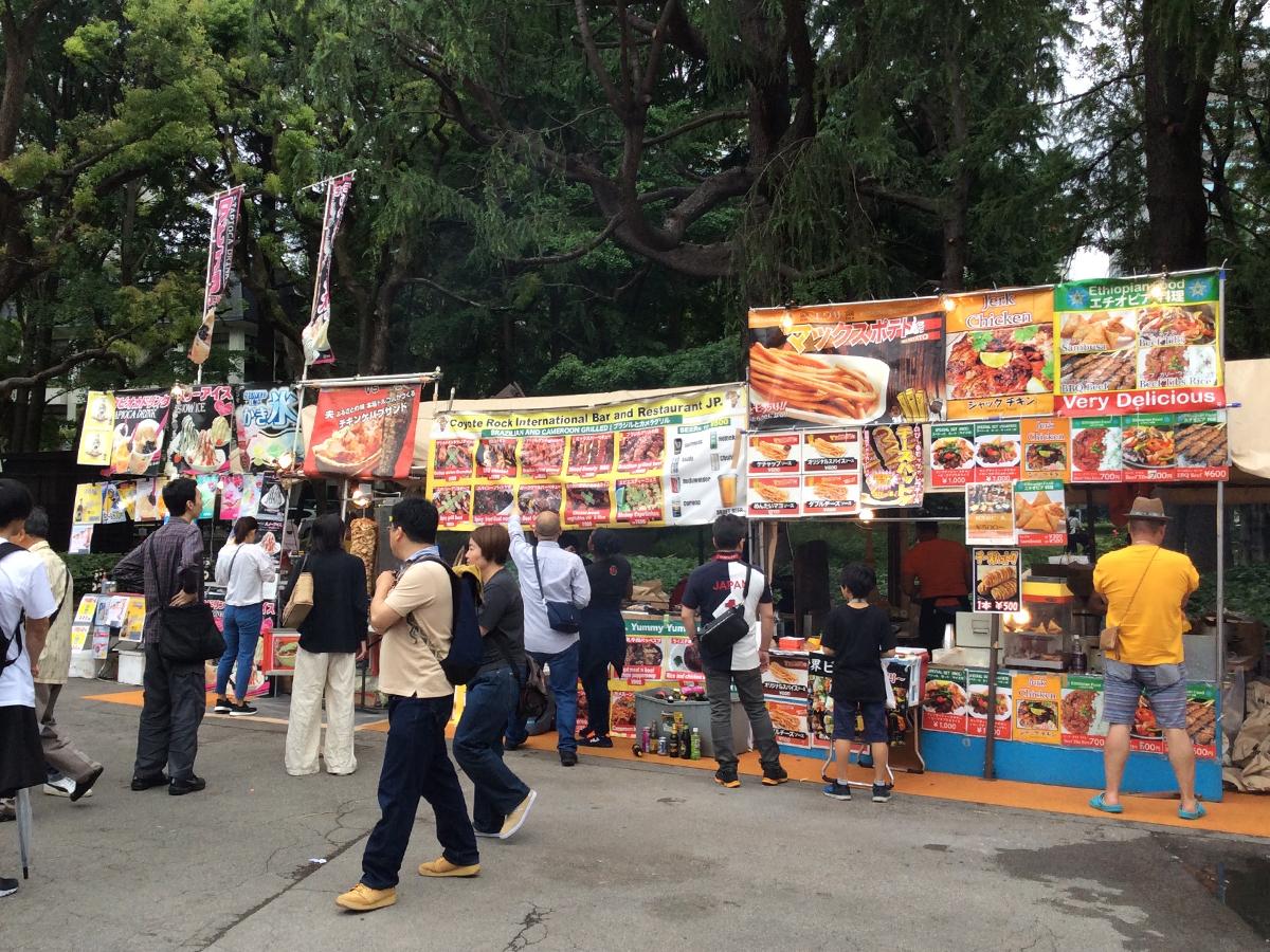 会場には飲食や物販のブースが並ぶ（写真は過去開催時の様子）