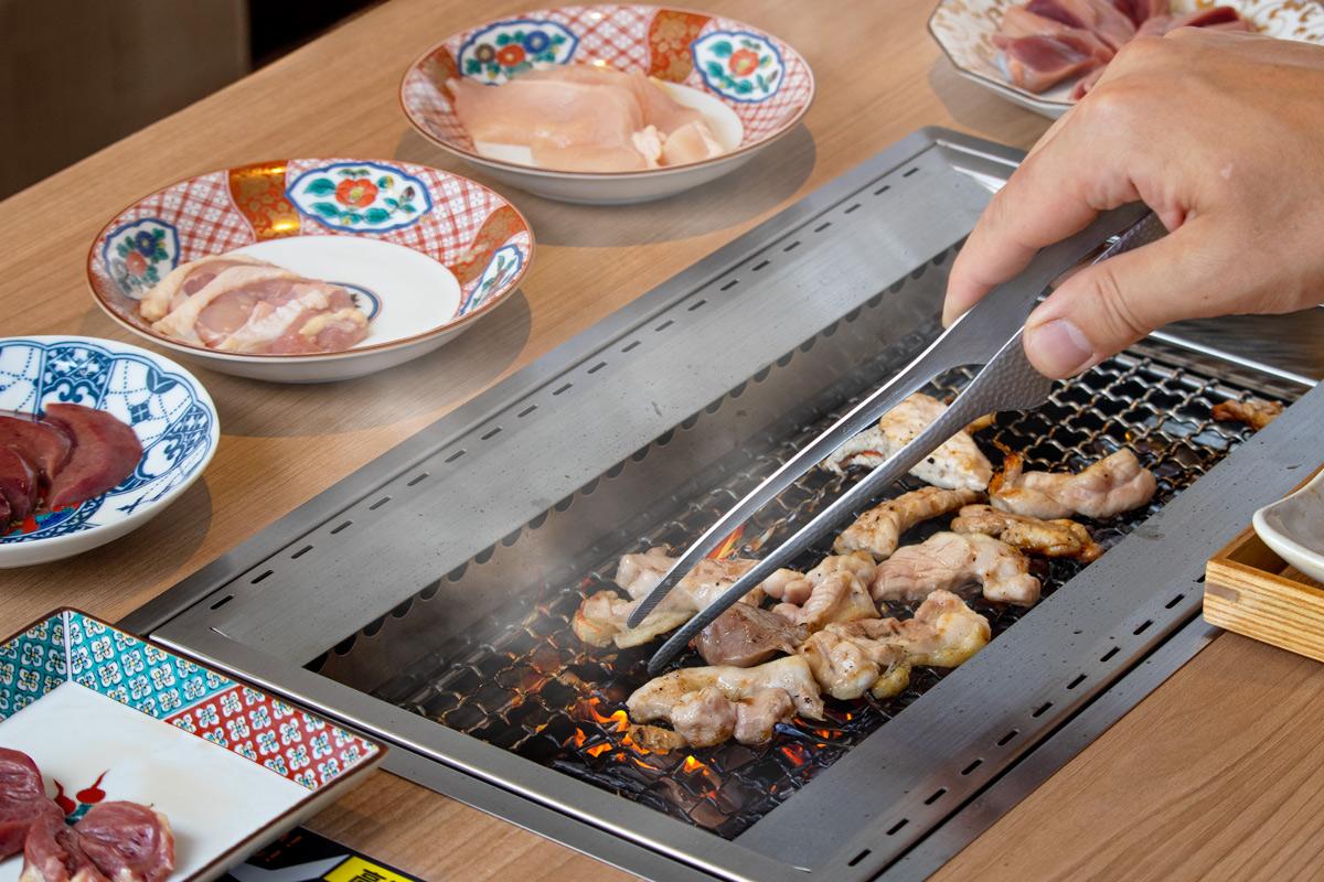 「恵比寿でひとりごと」店内。無煙ロースターで鶏肉を焼いて食べる