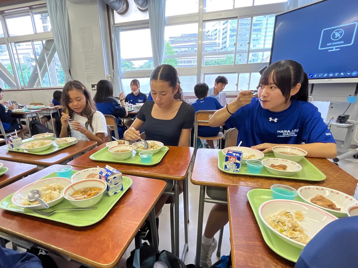 区立原宿外苑中学校の学生とハワイ在住の中学生が一緒に給食を食べた