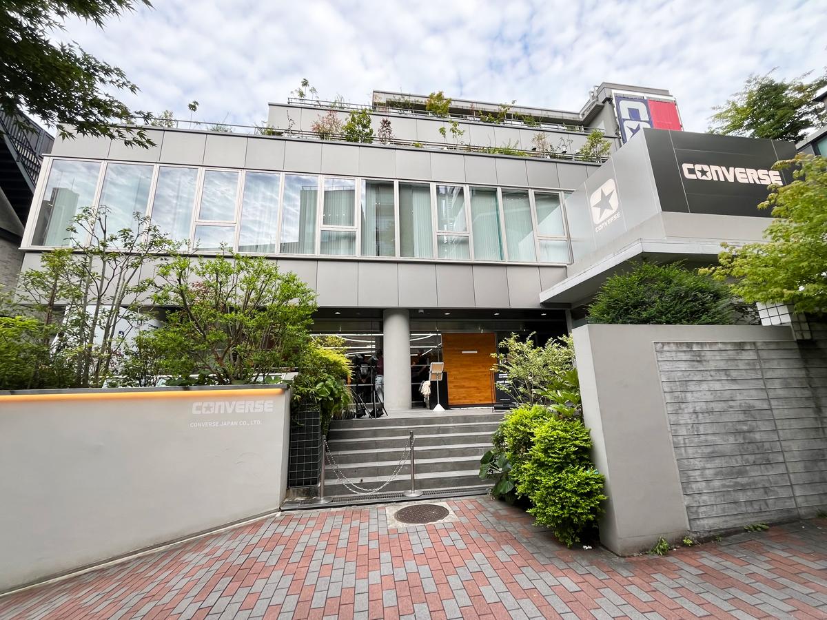 路地に位置する店舗外観