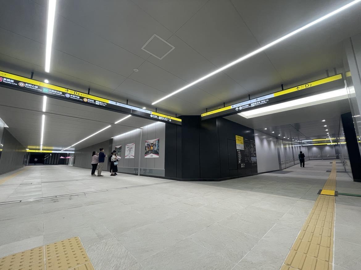 渋谷駅西口地下歩道（写真左側＝渋谷サクラステージ、右側＝渋谷フクラス）