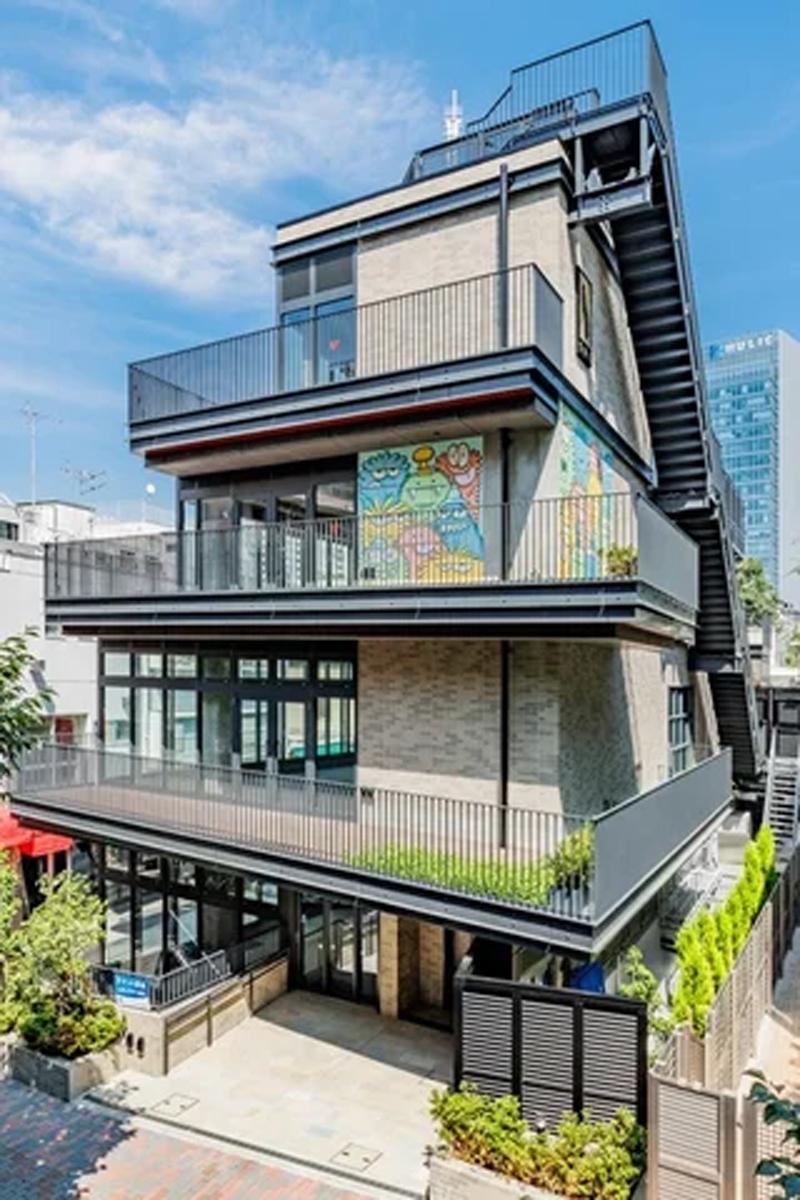 竹下通りを1本入った路地に位置するビル外観